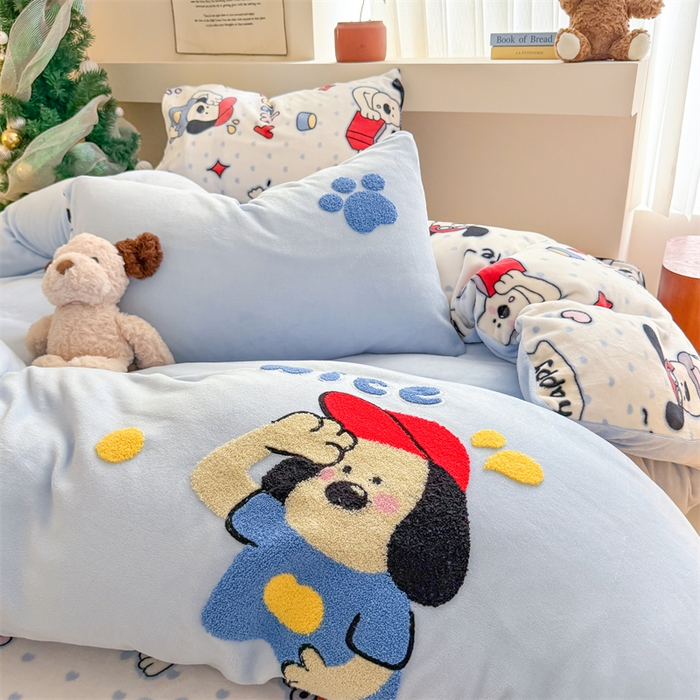 91家纺网 家纺一手货源 找家纺 艾特你 2025新款毛巾绣200克牛奶绒卡通毛巾绣四件套 飞行狗