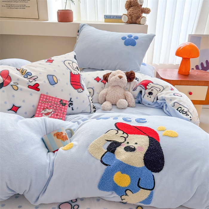 91家纺网 家纺一手货源 找家纺 艾特你 2025新款毛巾绣200克牛奶绒卡通毛巾绣四件套 飞行狗