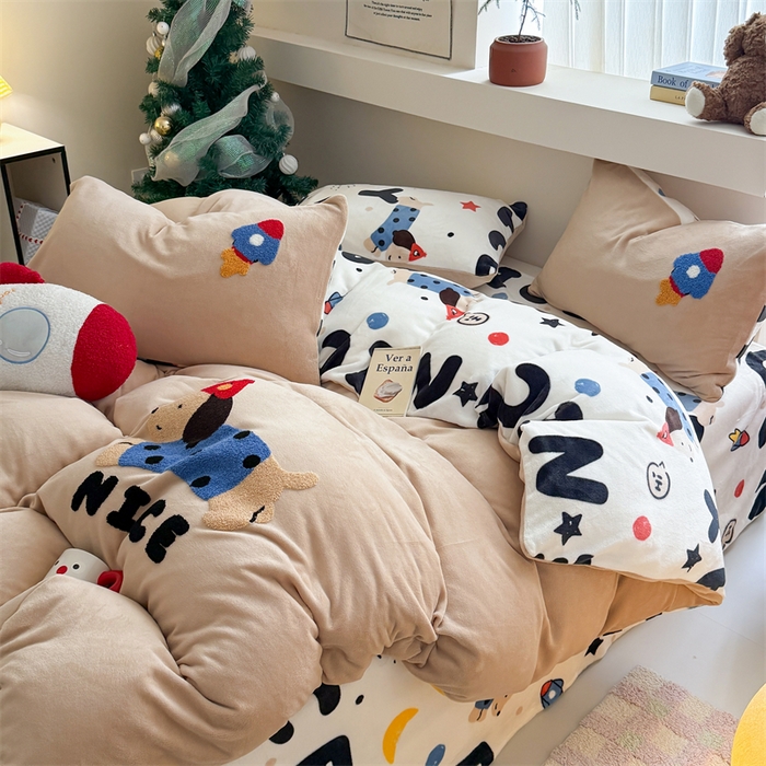 91家纺网 家纺一手货源 找家纺 艾特你 2025新款毛巾绣200克牛奶绒卡通毛巾绣四件套 快乐小狗