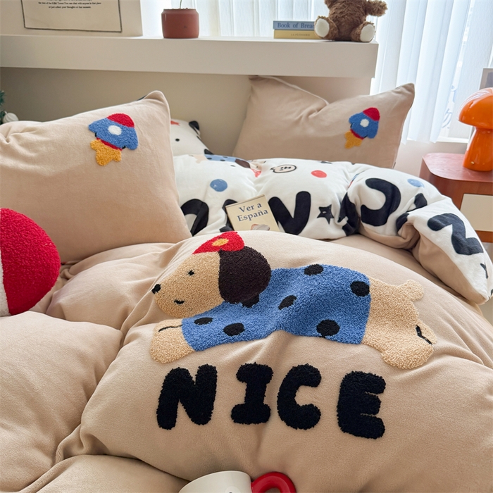 91家纺网 家纺一手货源 找家纺 艾特你 2025新款毛巾绣200克牛奶绒卡通毛巾绣四件套 快乐小狗