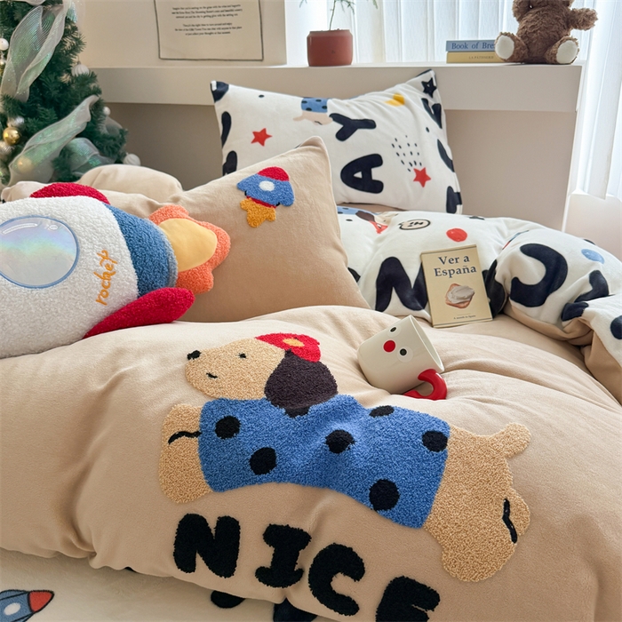 91家纺网 家纺一手货源 找家纺 艾特你 2025新款毛巾绣200克牛奶绒卡通毛巾绣四件套 快乐小狗