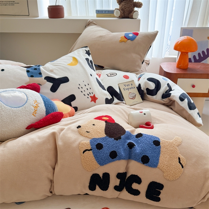 91家纺网 家纺一手货源 找家纺 艾特你 2025新款毛巾绣200克牛奶绒卡通毛巾绣四件套 快乐小狗