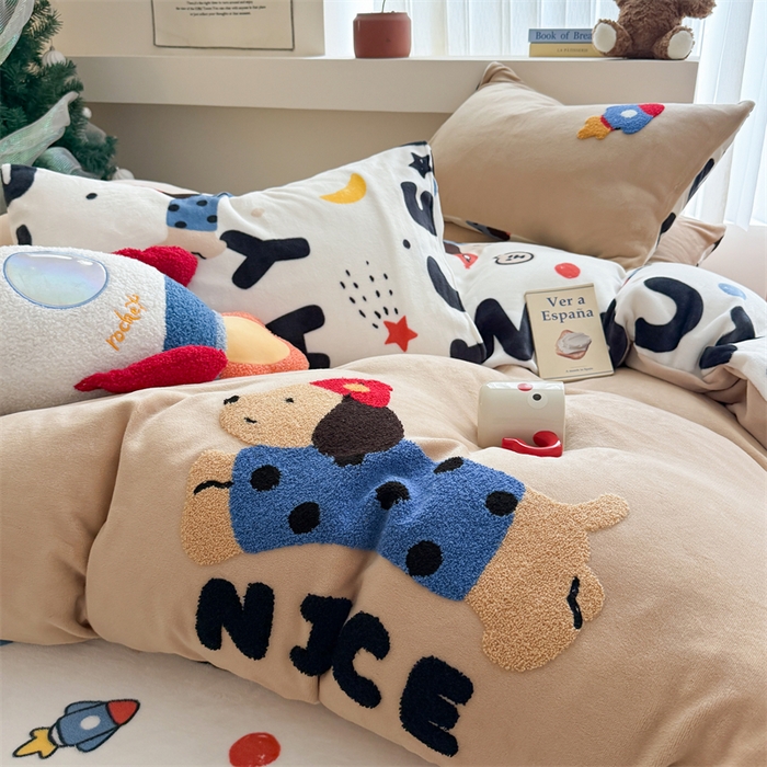 91家纺网 家纺一手货源 找家纺 艾特你 2025新款毛巾绣200克牛奶绒卡通毛巾绣四件套 快乐小狗