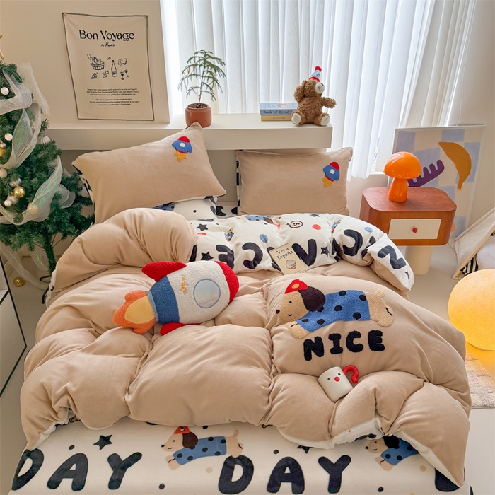 91家纺网 家纺一手货源 找家纺 艾特你 2025新款毛巾绣200克牛奶绒卡通毛巾绣四件套 快乐小狗