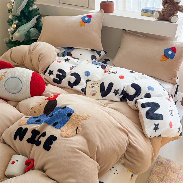 91家纺网 家纺一手货源 找家纺 艾特你 2025新款毛巾绣200克牛奶绒卡通毛巾绣四件套 快乐小狗