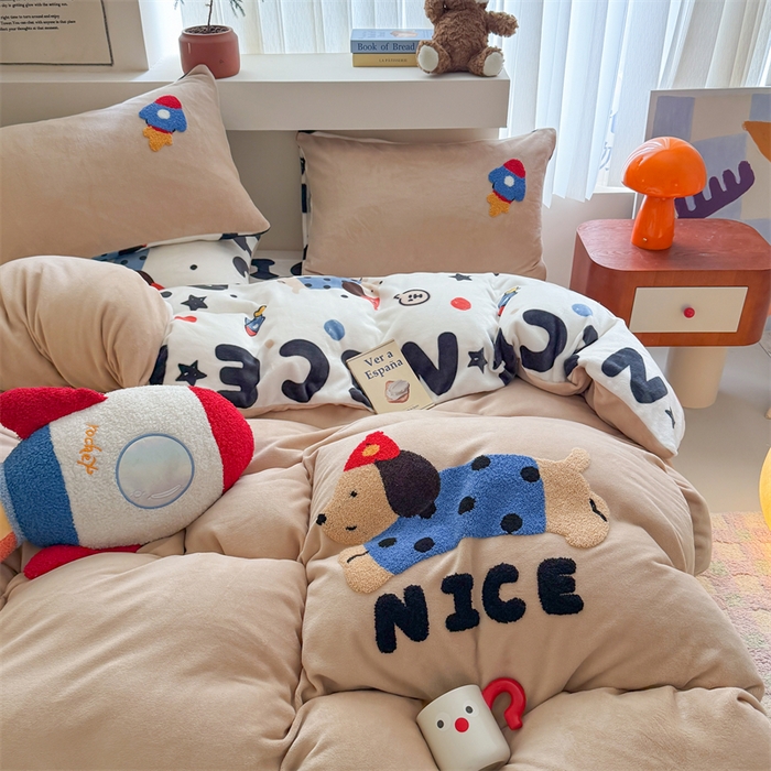 91家纺网 家纺一手货源 找家纺 艾特你 2025新款毛巾绣200克牛奶绒卡通毛巾绣四件套 快乐小狗