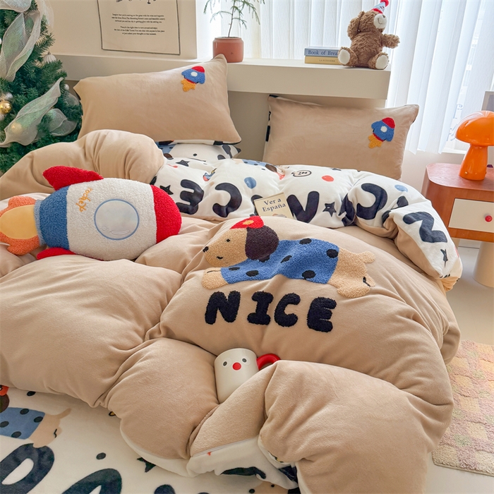 91家纺网 家纺一手货源 找家纺 艾特你 2025新款毛巾绣200克牛奶绒卡通毛巾绣四件套 快乐小狗