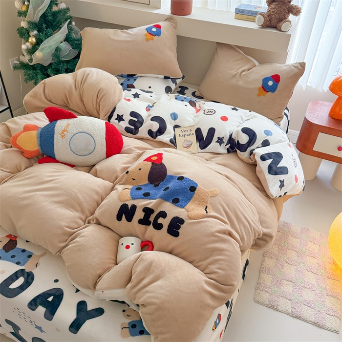 91家纺网 家纺一手货源 找家纺 艾特你 2025新款毛巾绣200克牛奶绒卡通毛巾绣四件套 快乐小狗