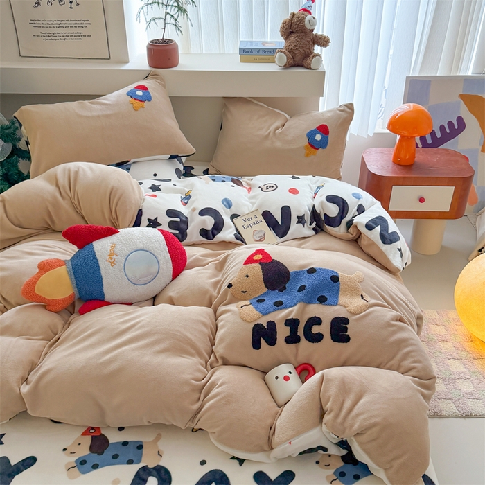 91家纺网 家纺一手货源 找家纺 艾特你 2025新款毛巾绣200克牛奶绒卡通毛巾绣四件套 快乐小狗