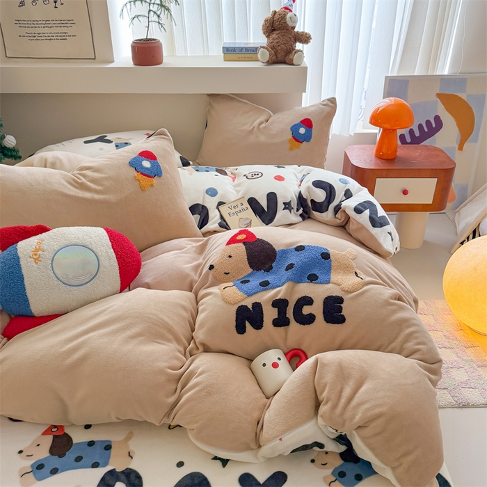 91家纺网 家纺一手货源 找家纺 艾特你 2025新款毛巾绣200克牛奶绒卡通毛巾绣四件套 快乐小狗