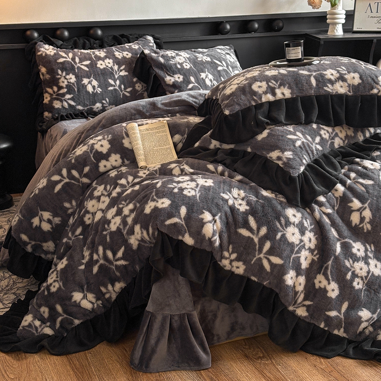 91家纺网 家纺一手货源 找家纺 （总）晚爱家居  2025新款韩版黑色花边美拉德兔毛绒四件套高克重皮草兔绒牛奶绒四件套