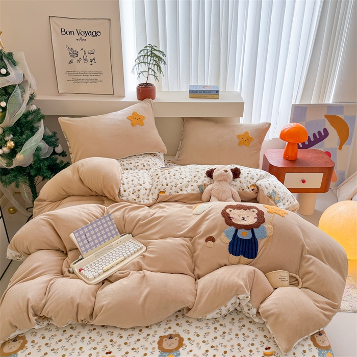 91家纺网 家纺一手货源 找家纺 艾特你 2025新款毛巾绣200克牛奶绒卡通毛巾绣四件套 小狮子