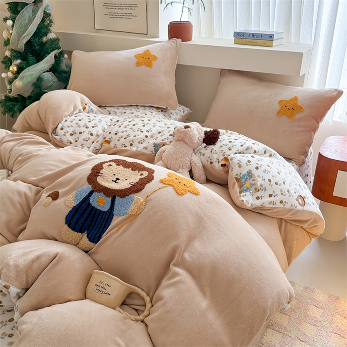 91家纺网 家纺一手货源 找家纺 艾特你 2025新款毛巾绣200克牛奶绒卡通毛巾绣四件套 小狮子