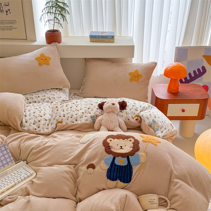 91家纺网 家纺一手货源 找家纺 艾特你 2025新款毛巾绣200克牛奶绒卡通毛巾绣四件套 小狮子