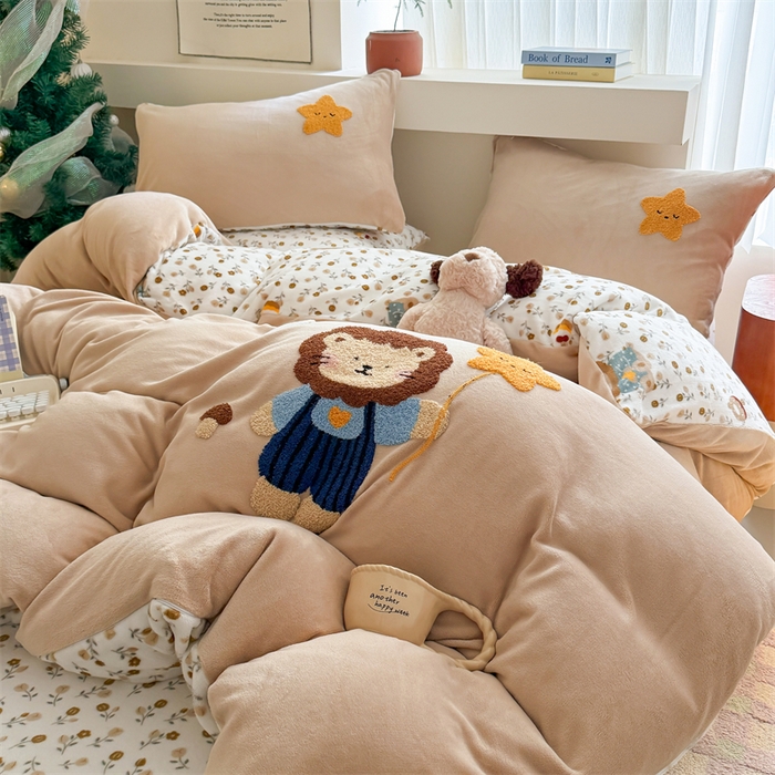 91家纺网 家纺一手货源 找家纺 艾特你 2025新款毛巾绣200克牛奶绒卡通毛巾绣四件套 小狮子