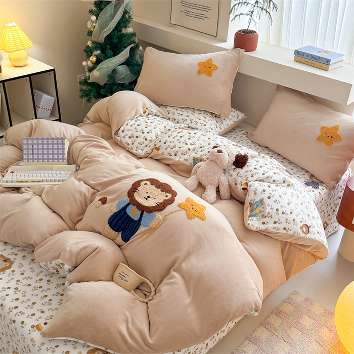 91家纺网 家纺一手货源 找家纺 艾特你 2025新款毛巾绣200克牛奶绒卡通毛巾绣四件套 小狮子