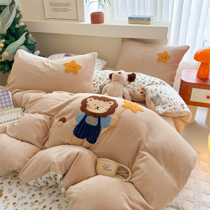 91家纺网 家纺一手货源 找家纺 艾特你 2025新款毛巾绣200克牛奶绒卡通毛巾绣四件套 小狮子