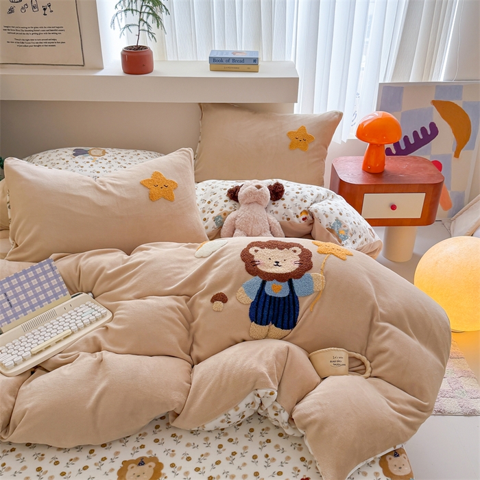 91家纺网 家纺一手货源 找家纺 艾特你 2025新款毛巾绣200克牛奶绒卡通毛巾绣四件套 小狮子