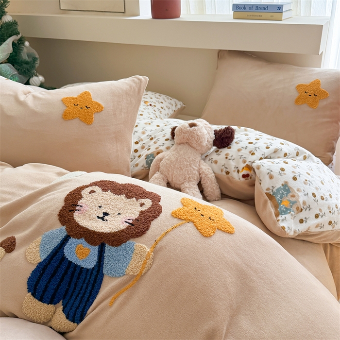 91家纺网 家纺一手货源 找家纺 艾特你 2025新款毛巾绣200克牛奶绒卡通毛巾绣四件套 小狮子