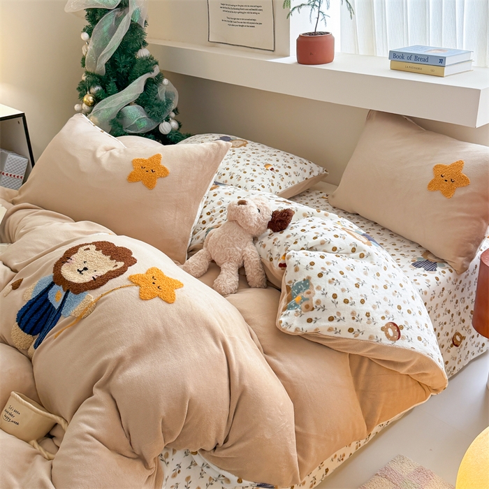 91家纺网 家纺一手货源 找家纺 艾特你 2025新款毛巾绣200克牛奶绒卡通毛巾绣四件套 小狮子