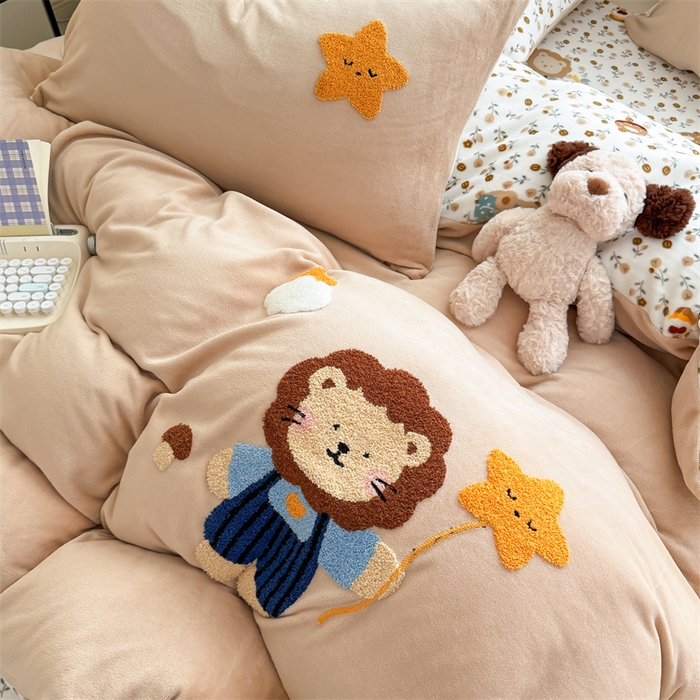 91家纺网 家纺一手货源 找家纺 艾特你 2025新款毛巾绣200克牛奶绒卡通毛巾绣四件套 小狮子