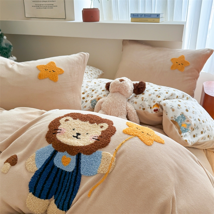 91家纺网 家纺一手货源 找家纺 艾特你 2025新款毛巾绣200克牛奶绒卡通毛巾绣四件套 小狮子