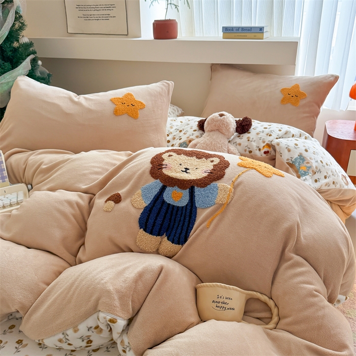 91家纺网 家纺一手货源 找家纺 艾特你 2025新款毛巾绣200克牛奶绒卡通毛巾绣四件套 小狮子