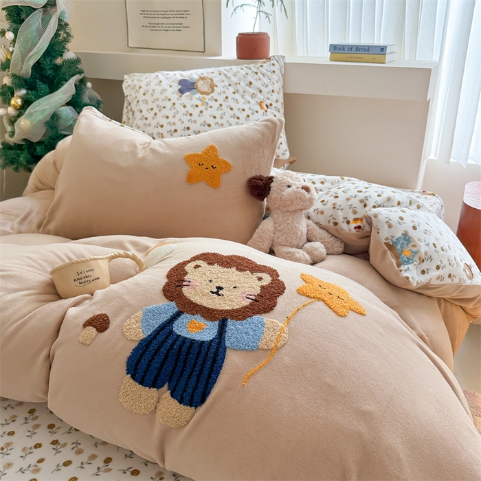 91家纺网 家纺一手货源 找家纺 艾特你 2025新款毛巾绣200克牛奶绒卡通毛巾绣四件套 小狮子