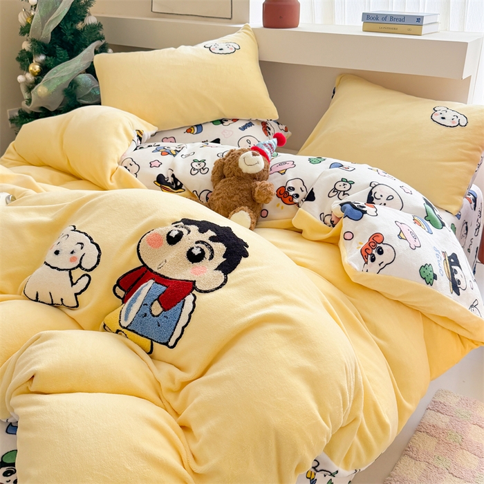 91家纺网 家纺一手货源 找家纺 艾特你 2025新款毛巾绣200克牛奶绒卡通毛巾绣四件套 小新的伙伴-黄