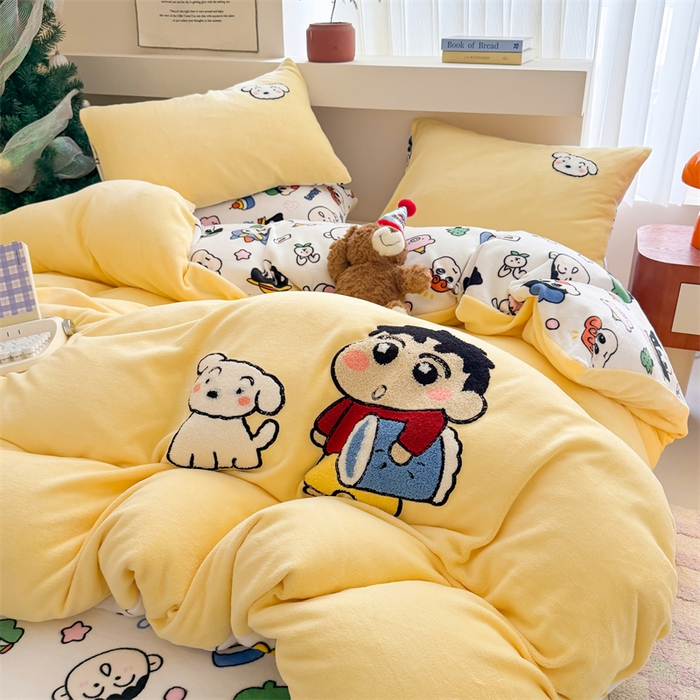 91家纺网 家纺一手货源 找家纺 艾特你 2025新款毛巾绣200克牛奶绒卡通毛巾绣四件套 小新的伙伴-黄