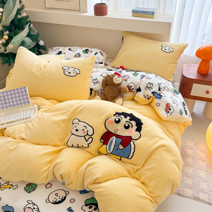 91家纺网 家纺一手货源 找家纺 艾特你 2025新款毛巾绣200克牛奶绒卡通毛巾绣四件套 小新的伙伴-黄