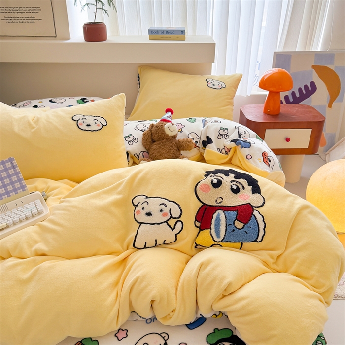 91家纺网 家纺一手货源 找家纺 艾特你 2025新款毛巾绣200克牛奶绒卡通毛巾绣四件套 小新的伙伴-黄