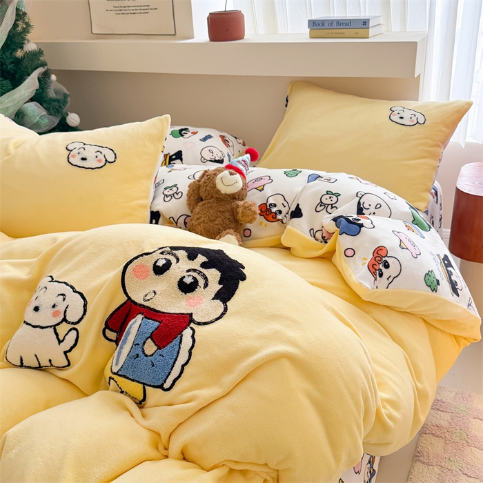 91家纺网 家纺一手货源 找家纺 艾特你 2025新款毛巾绣200克牛奶绒卡通毛巾绣四件套 小新的伙伴-黄