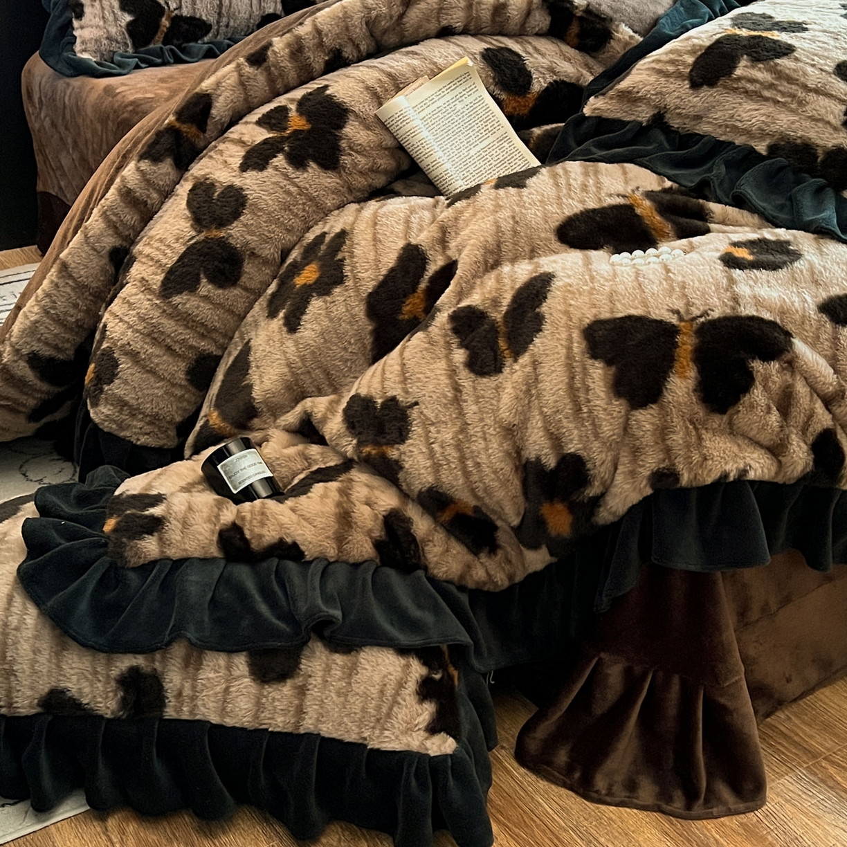 91家纺网 家纺一手货源 找家纺 （总）晚爱家居  2025新款韩版黑色花边美拉德兔毛绒四件套高克重皮草兔绒牛奶绒四件套