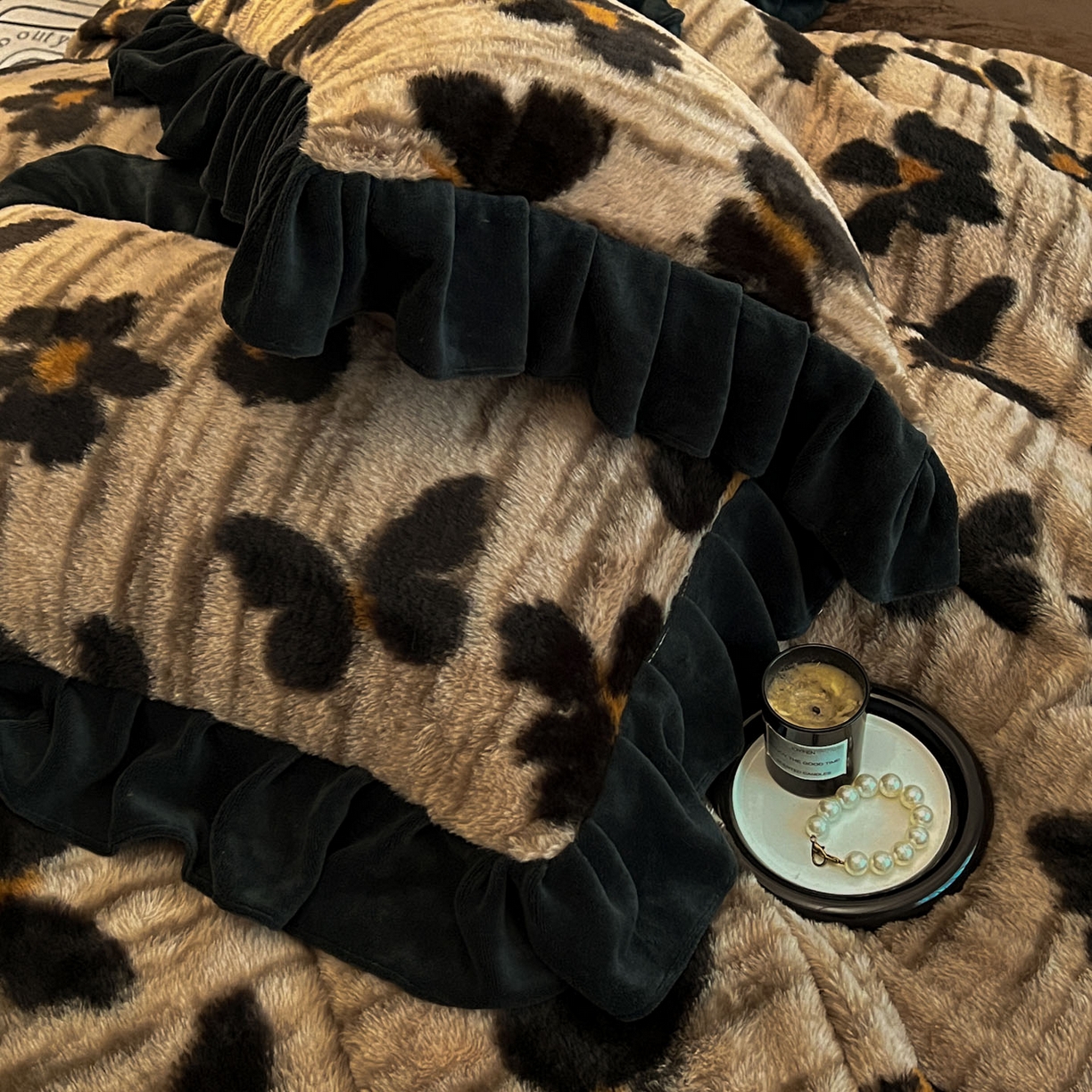 91家纺网 家纺一手货源 找家纺 （总）晚爱家居  2025新款韩版黑色花边美拉德兔毛绒四件套高克重皮草兔绒牛奶绒四件套