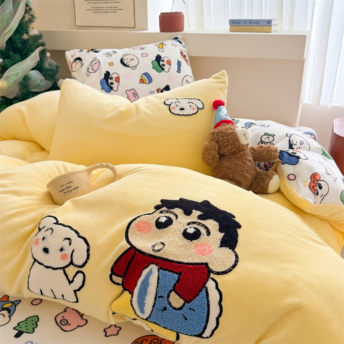 91家纺网 家纺一手货源 找家纺 艾特你 2025新款毛巾绣200克牛奶绒卡通毛巾绣四件套 小新的伙伴-黄