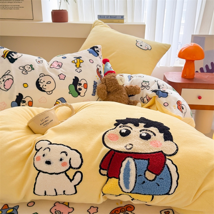 91家纺网 家纺一手货源 找家纺 艾特你 2025新款毛巾绣200克牛奶绒卡通毛巾绣四件套 小新的伙伴-黄