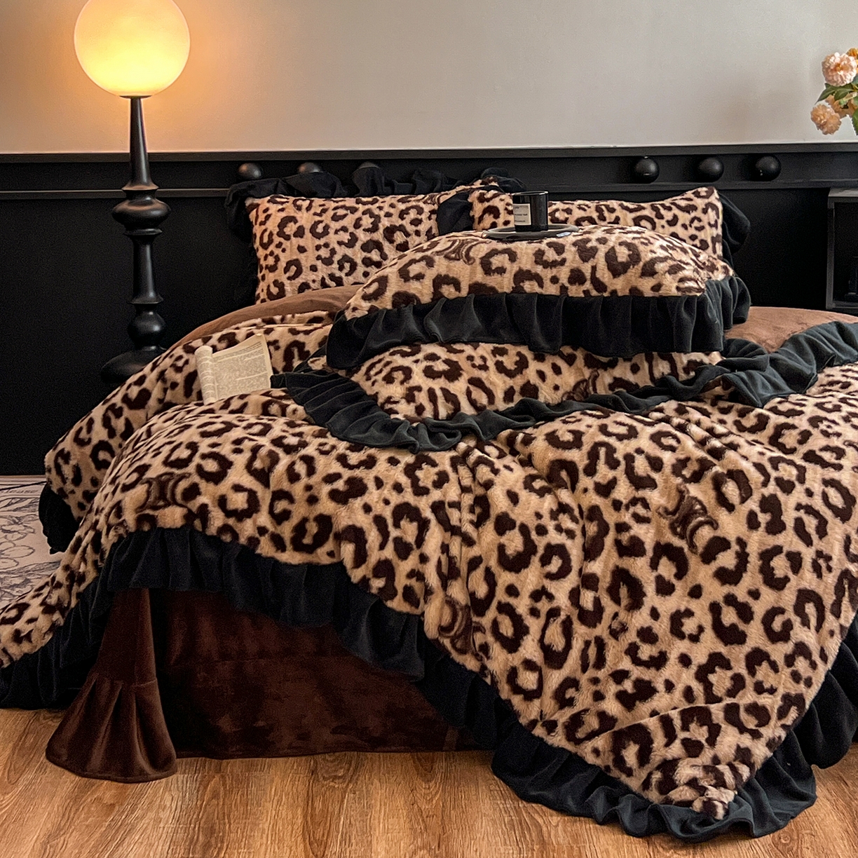 91家纺网 家纺一手货源 找家纺 晚爱家居  2025新款韩版黑色花边美拉德兔毛绒四件套高克重皮草兔绒牛奶绒四件套 黑边-豹纹