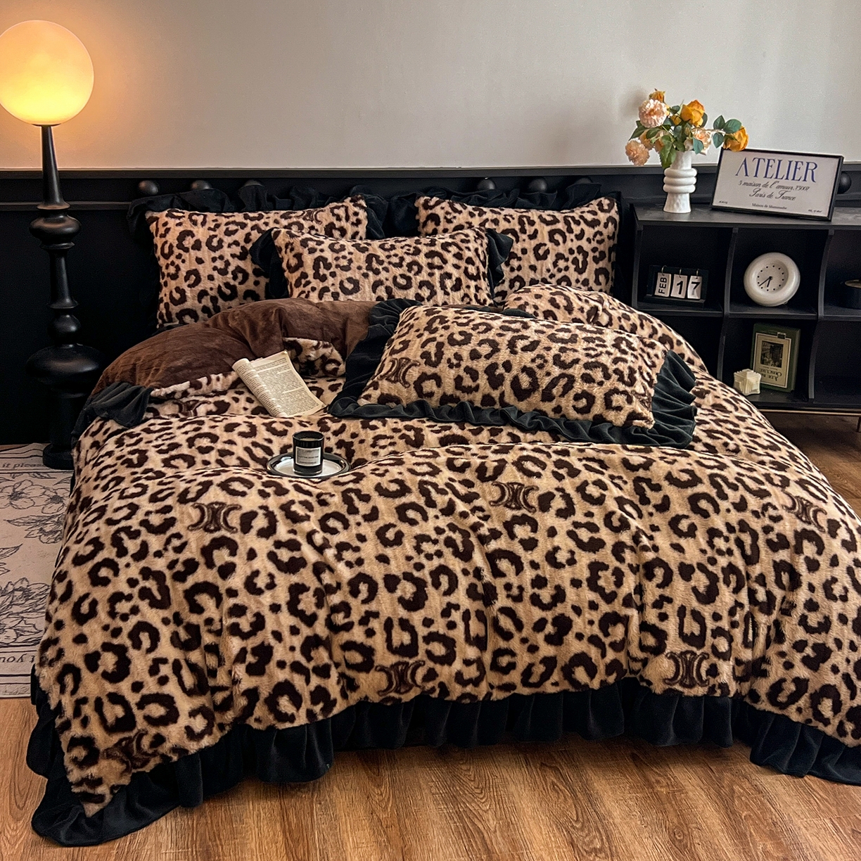 91家纺网 家纺一手货源 找家纺 晚爱家居  2025新款韩版黑色花边美拉德兔毛绒四件套高克重皮草兔绒牛奶绒四件套 黑边-豹纹