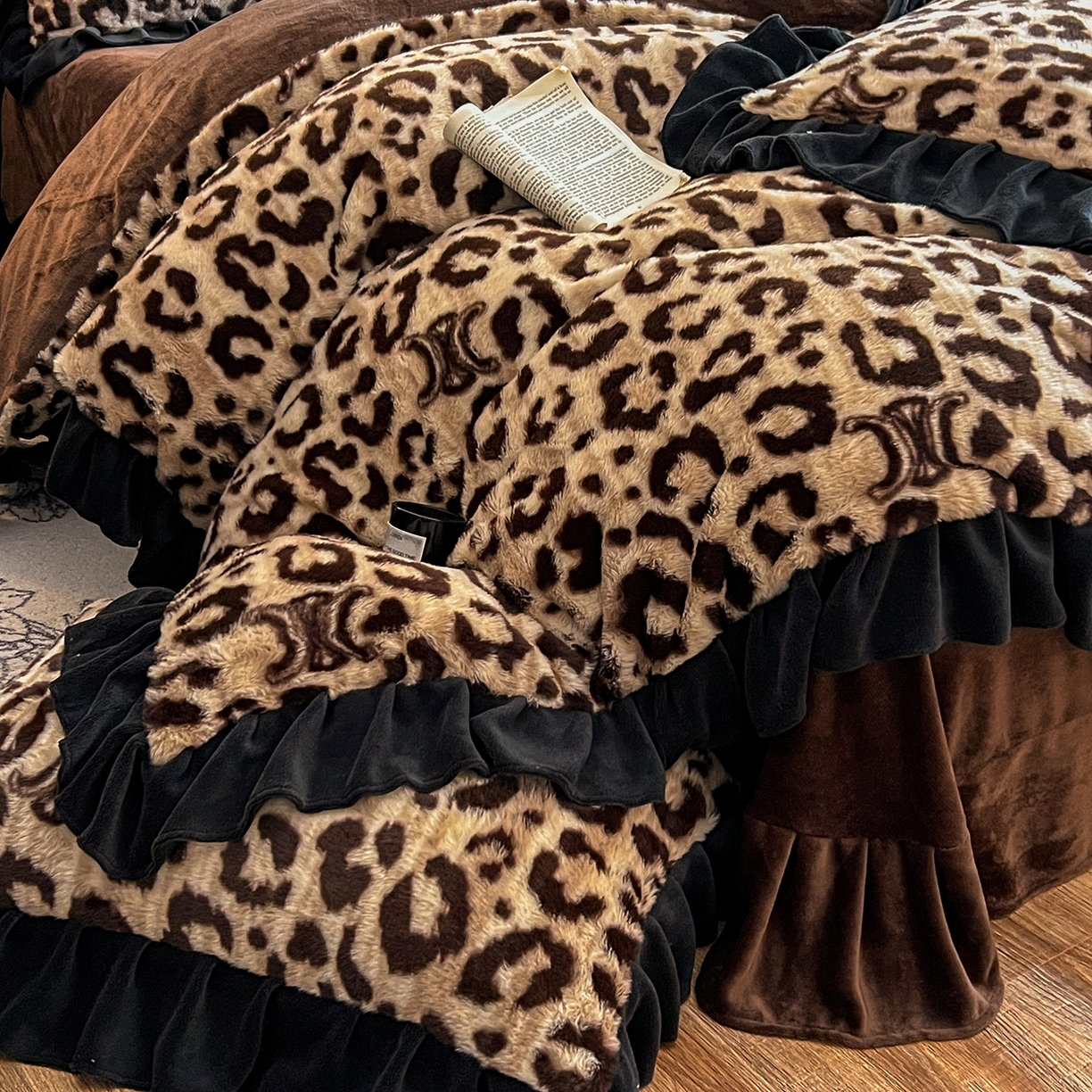 91家纺网 家纺一手货源 找家纺 晚爱家居  2025新款韩版黑色花边美拉德兔毛绒四件套高克重皮草兔绒牛奶绒四件套 黑边-豹纹