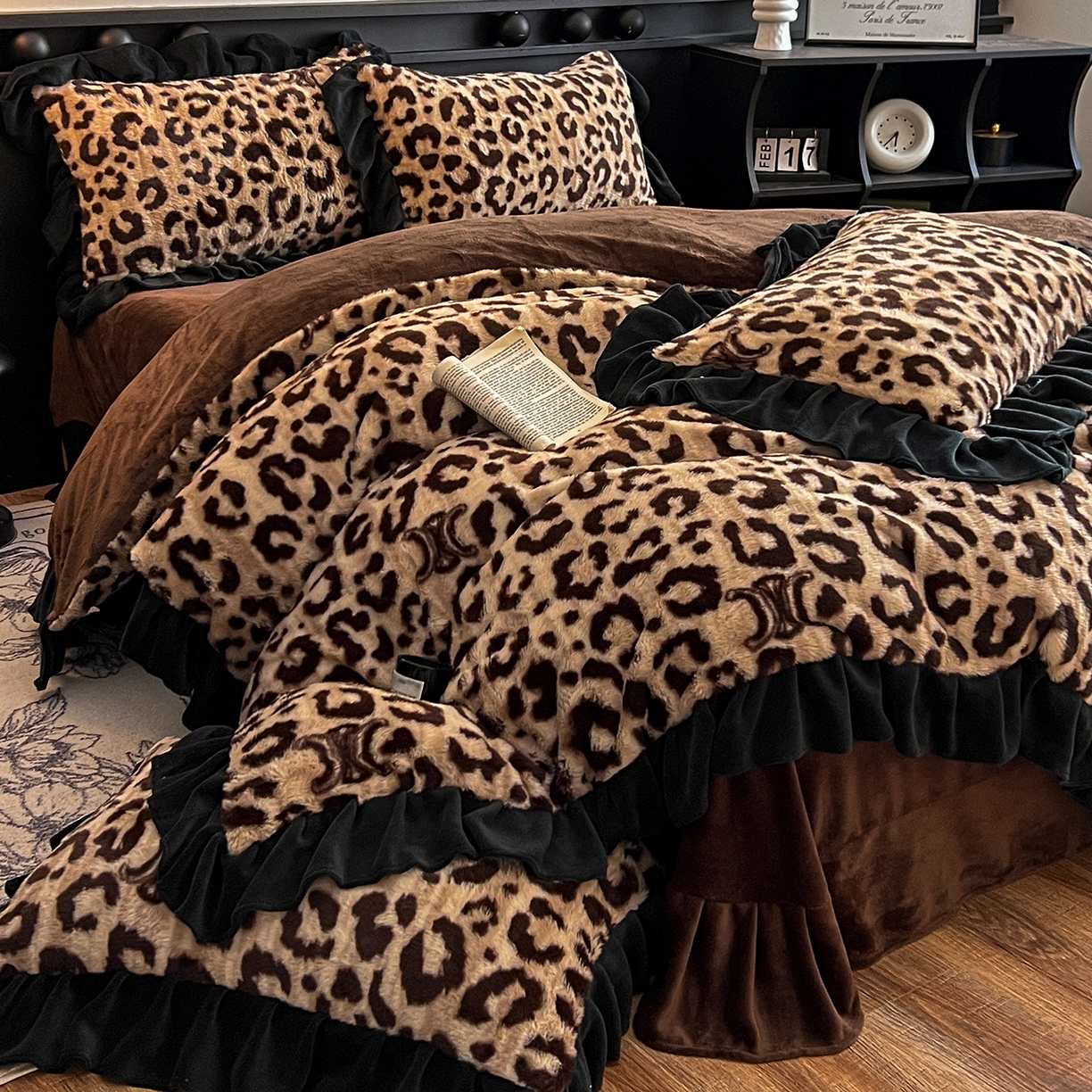 91家纺网 家纺一手货源 找家纺 晚爱家居  2025新款韩版黑色花边美拉德兔毛绒四件套高克重皮草兔绒牛奶绒四件套 黑边-豹纹