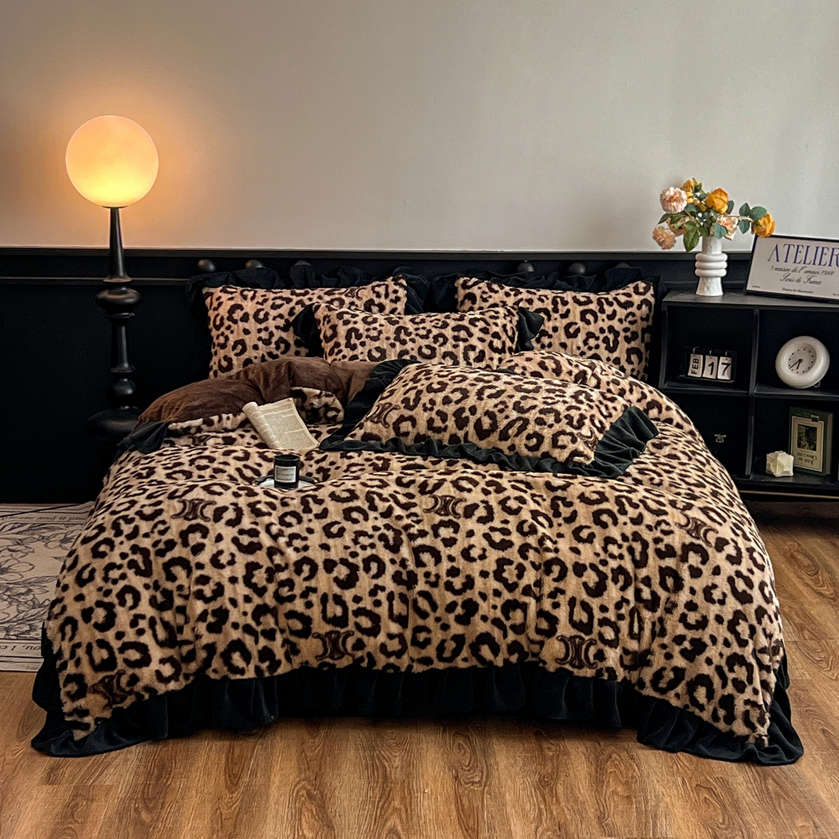 91家纺网 家纺一手货源 找家纺 晚爱家居  2025新款韩版黑色花边美拉德兔毛绒四件套高克重皮草兔绒牛奶绒四件套 黑边-豹纹