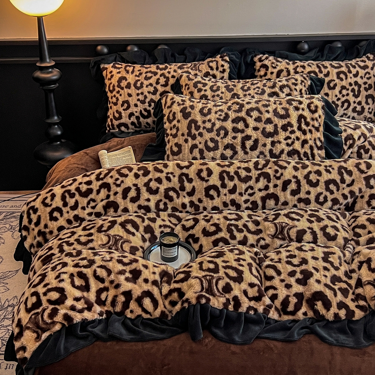 91家纺网 家纺一手货源 找家纺 晚爱家居  2025新款韩版黑色花边美拉德兔毛绒四件套高克重皮草兔绒牛奶绒四件套 黑边-豹纹