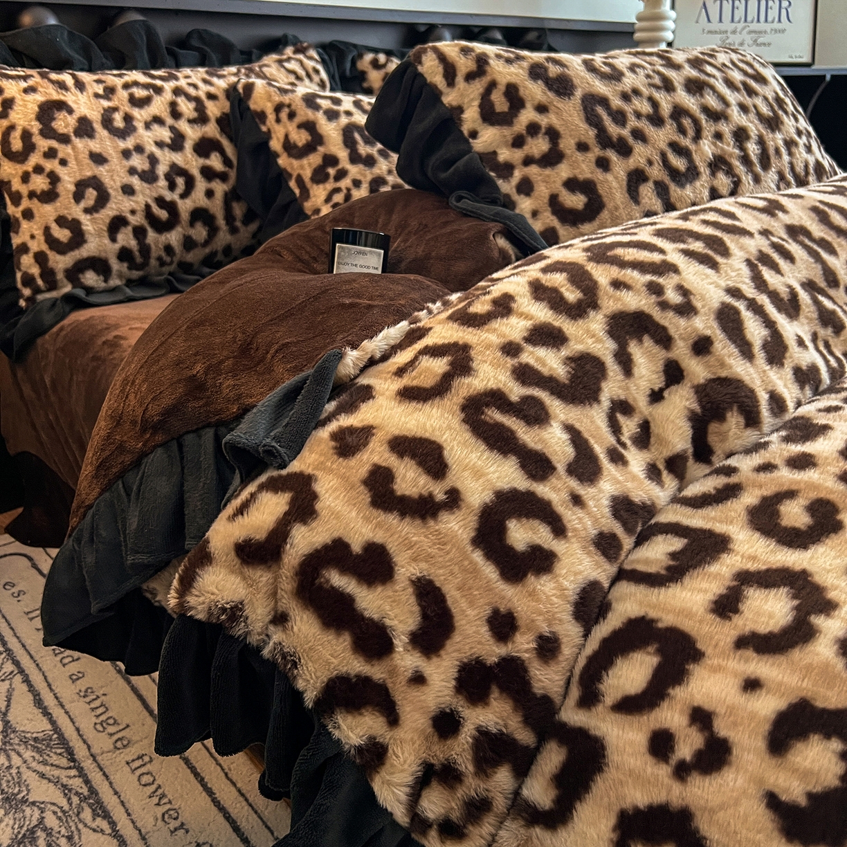 91家纺网 家纺一手货源 找家纺 晚爱家居  2025新款韩版黑色花边美拉德兔毛绒四件套高克重皮草兔绒牛奶绒四件套 黑边-豹纹