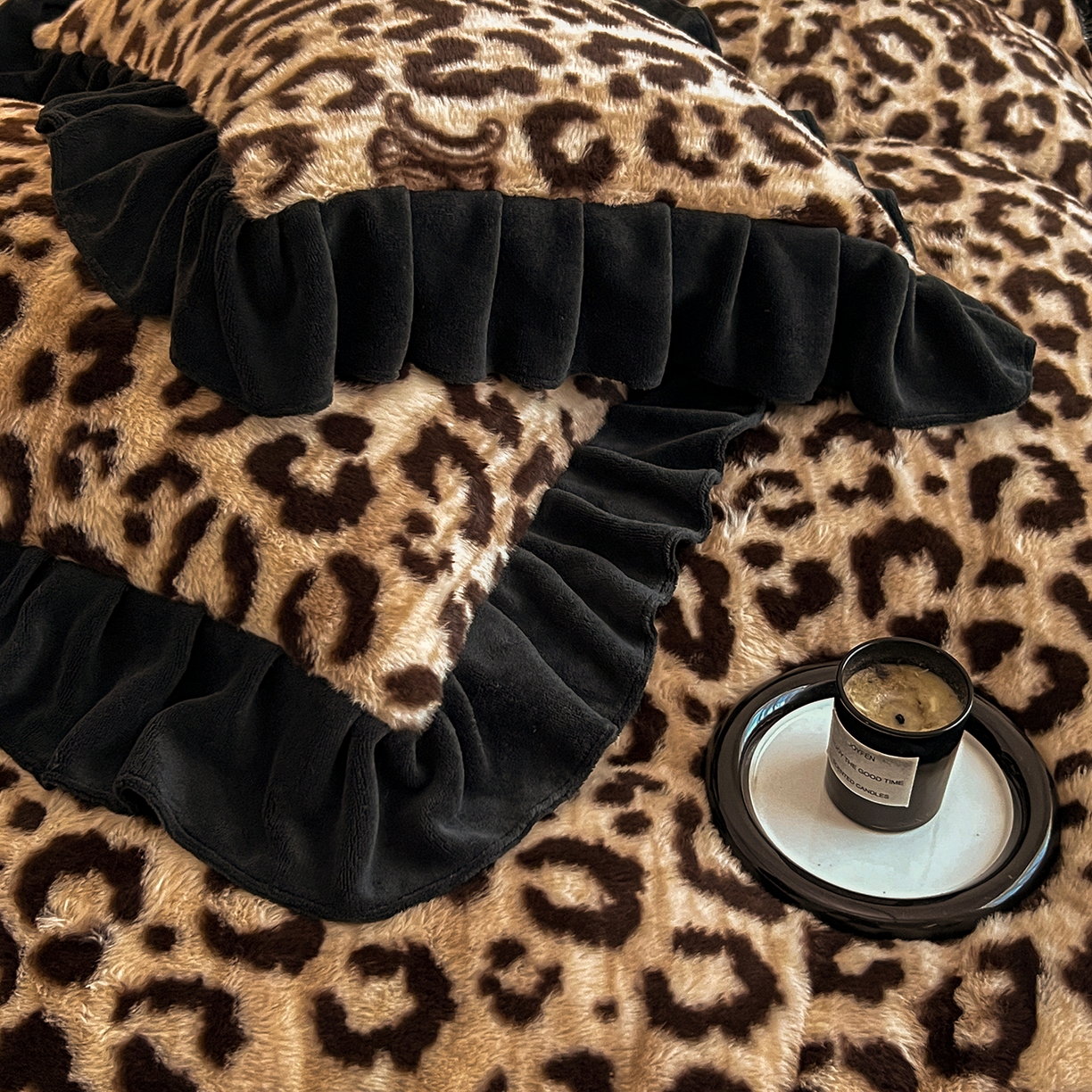 91家纺网 家纺一手货源 找家纺 晚爱家居  2025新款韩版黑色花边美拉德兔毛绒四件套高克重皮草兔绒牛奶绒四件套 黑边-豹纹