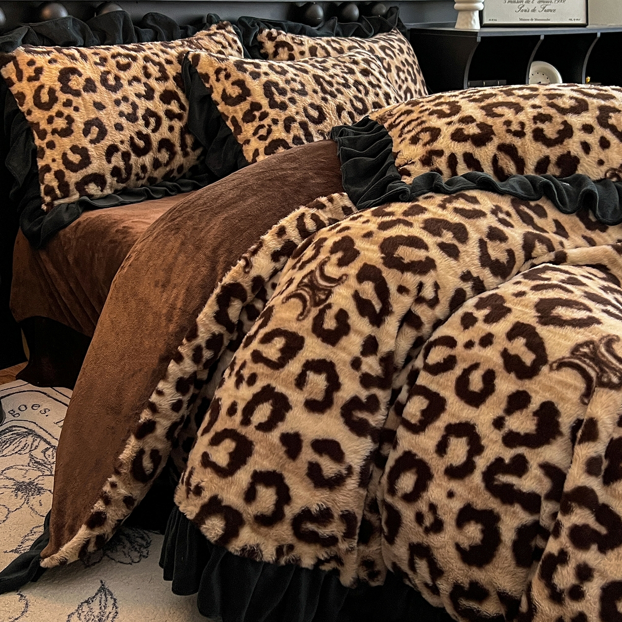 91家纺网 家纺一手货源 找家纺 晚爱家居  2025新款韩版黑色花边美拉德兔毛绒四件套高克重皮草兔绒牛奶绒四件套 黑边-豹纹