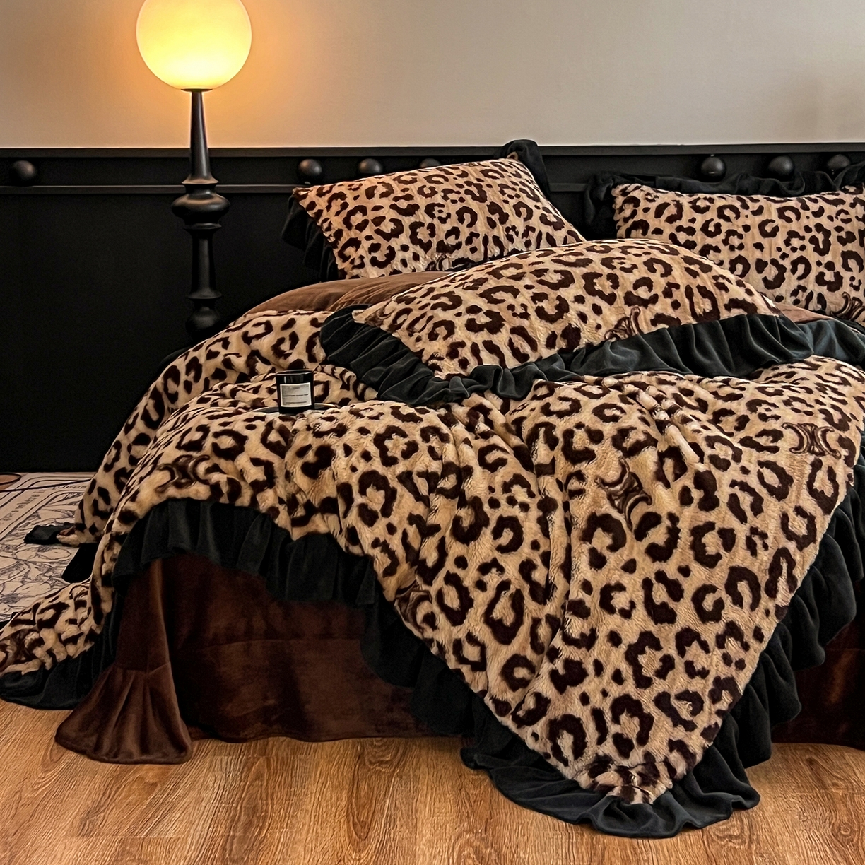 91家纺网 家纺一手货源 找家纺 晚爱家居  2025新款韩版黑色花边美拉德兔毛绒四件套高克重皮草兔绒牛奶绒四件套 黑边-豹纹