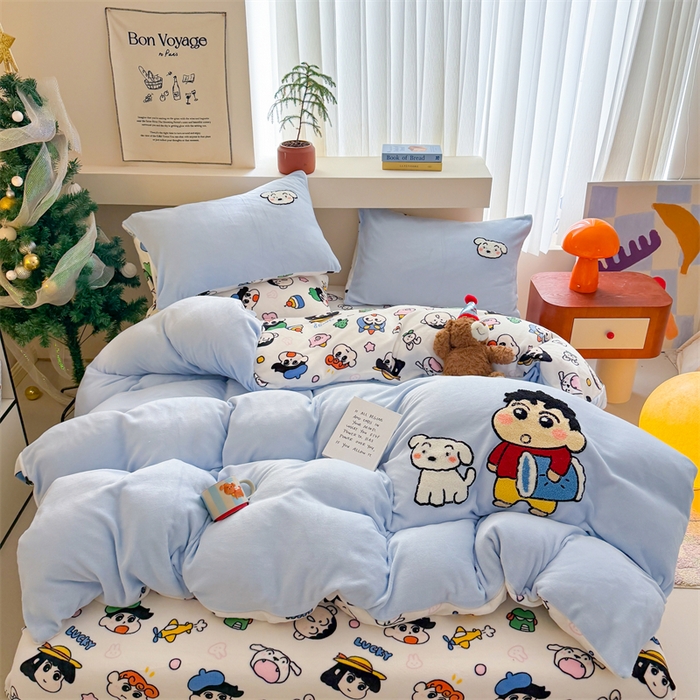 91家纺网 家纺一手货源 找家纺 艾特你 2025新款毛巾绣200克牛奶绒卡通毛巾绣四件套 小新的伙伴-蓝