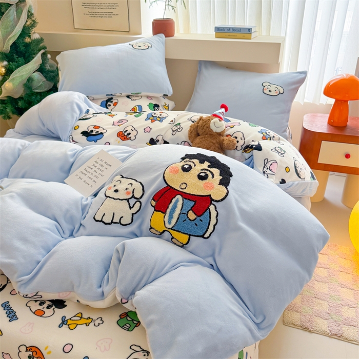 91家纺网 家纺一手货源 找家纺 艾特你 2025新款毛巾绣200克牛奶绒卡通毛巾绣四件套 小新的伙伴-蓝