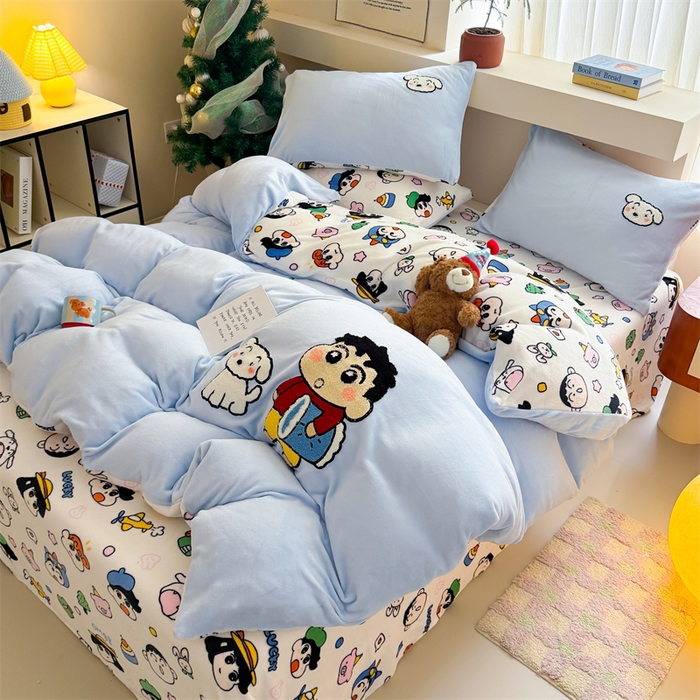 91家纺网 家纺一手货源 找家纺 艾特你 2025新款毛巾绣200克牛奶绒卡通毛巾绣四件套 小新的伙伴-蓝